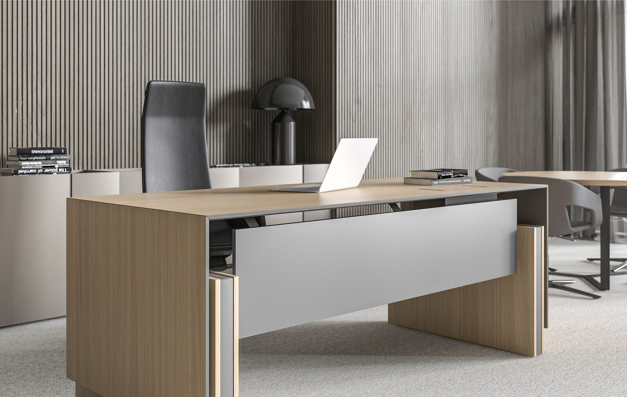 Luxuriöser höhenverstellbarer Chef Schreibtisch in einem eleganten Büro