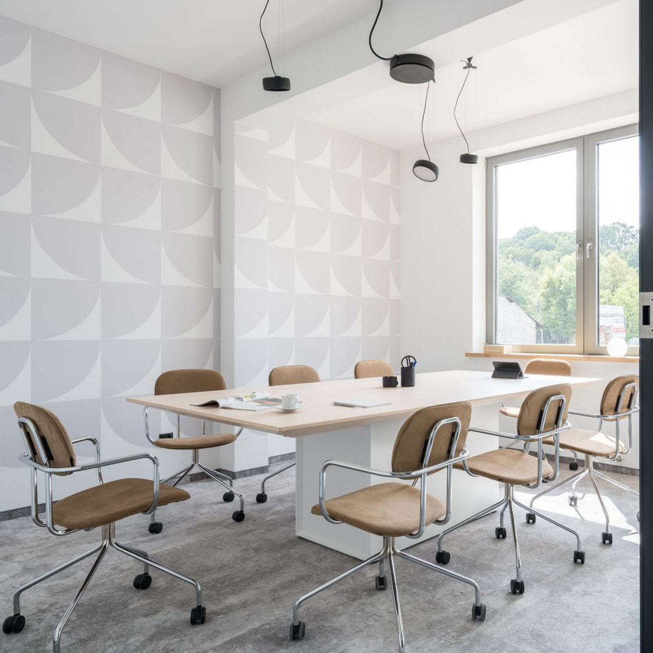 Elektrisch höhenverstellbarer Konferenztisch mit modernem Design